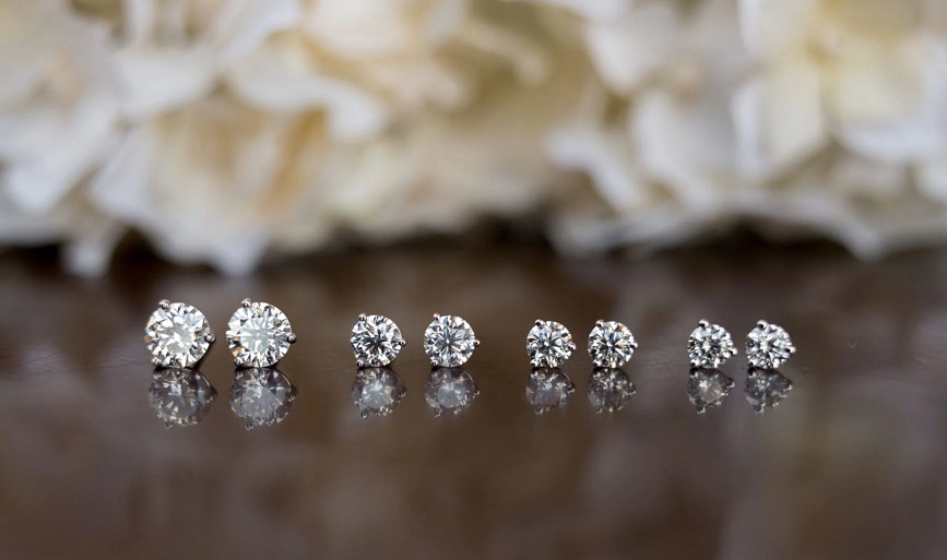 کدام مدل گوشواره با لباس مجلسی بدون شانه مناسب است؟