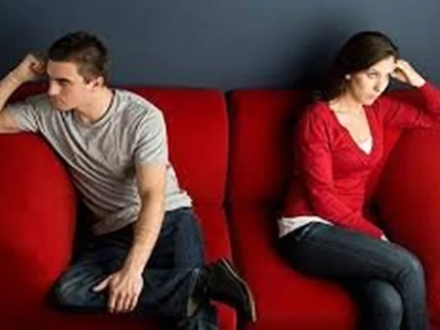 روانشناس ازدواج 8 راهکار نا کار آمد که سبب خراب شدن رابطه عاطفی می شود را معرفی می کند .