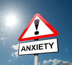 طبق مطالعات کلینیک مشاوره علائم و نشانه های اضطراب در نوجوانان و بزرگسالان چیست؟