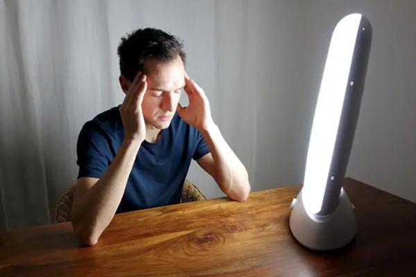 افسردگی فصلی چیست؟ از دلایل بروز تا درمان افسردگی پاییزی