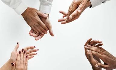 آیا واقعاً باید همه را راضی کنیم؟ رهایی از تله تأییدطلبی