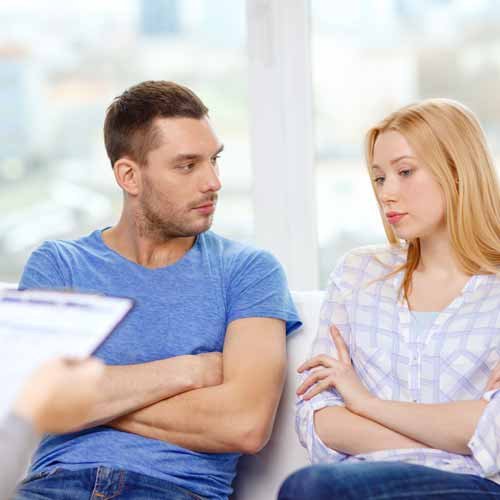 مشاور روانشناس برای مشاوره خانواده در کلینیک روانشناسی از چه شیوه های درمانی استفاده می کند؟